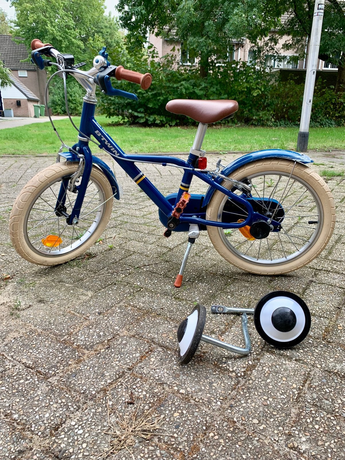 B'Twin 900 City 16inch: zeer goede staat (incl. zijwieltjes), Fietsen en Brommers, Ophalen, Zijwieltjes, Velgrem, Minder dan 16 inch