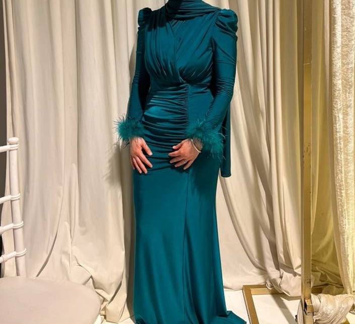 Elegante avondjurk met ruches en veren - Teal, Kleding | Dames, Maat 38/40 (M), Ophalen of Verzenden, Gedragen, Onder de knie
