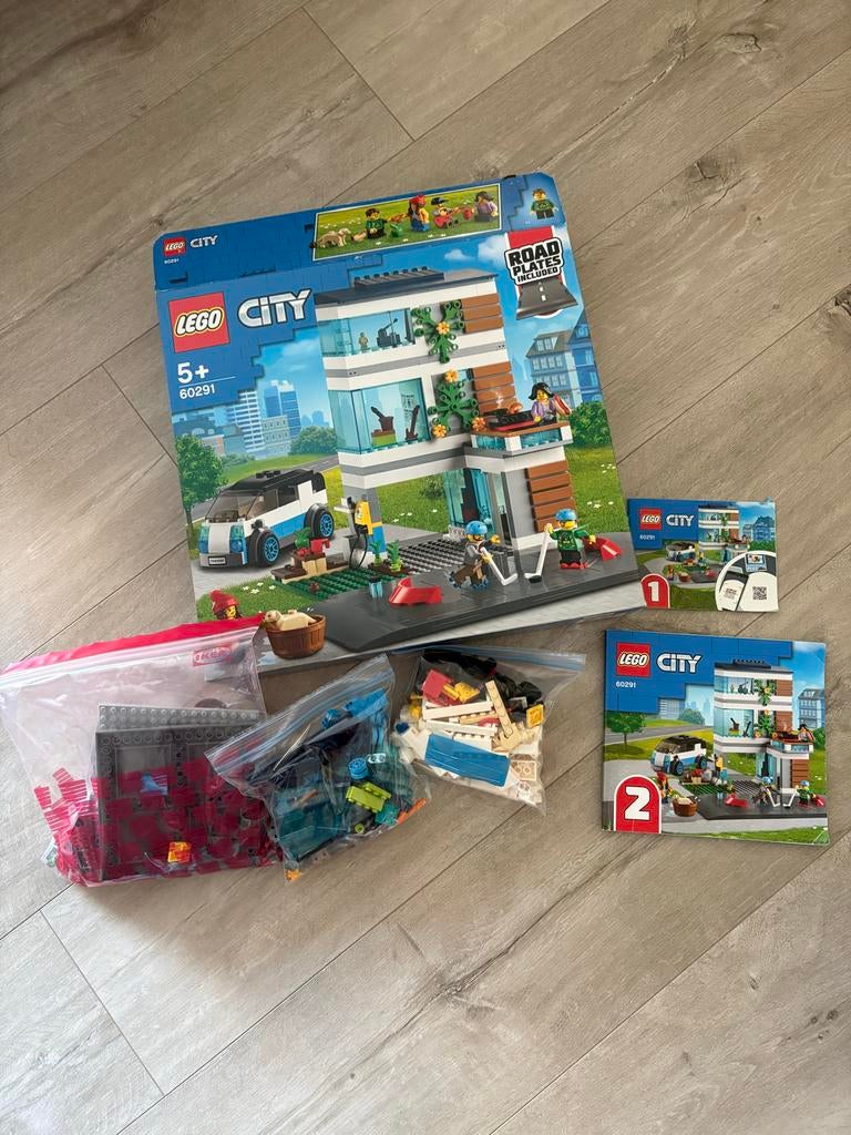 Lego City 60291 Familiehuis met doos en boekje, Ophalen of Verzenden, Zo goed als nieuw, Complete set, Lego