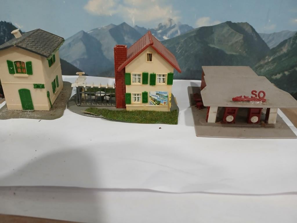 3 Gebouwen voor N-spoor modelbaan, Hobby en Vrije tijd, Modeltreinen | N-Spoor, Ophalen of Verzenden, Gebruikt, Brug, Tunnel of Gebouw