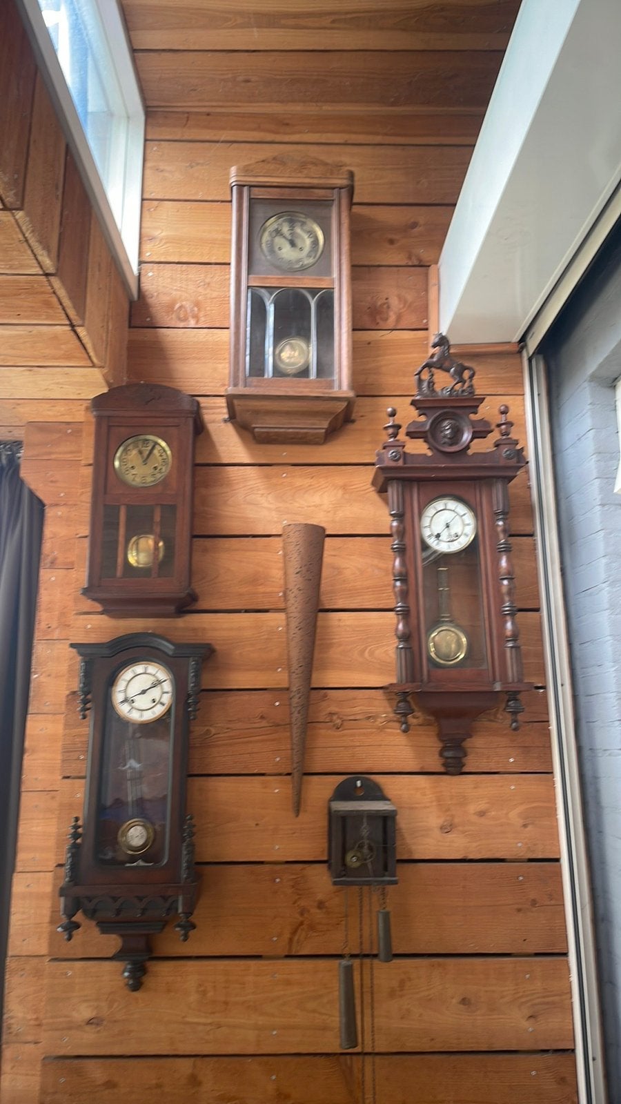 5 wandklokken, Ophalen