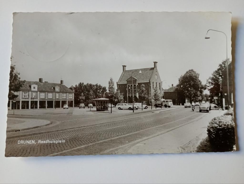Drunen Raadhuisplein met Auto's 1965, Ophalen of Verzenden, 1960 tot 1980, Gelopen, Noord-Brabant