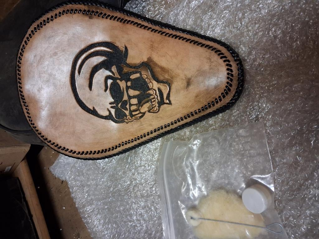 Harley Davidson Custom zadel leder met Skull ingebrand, Motoren, Onderdelen | Harley-Davidson, Ophalen of Verzenden
