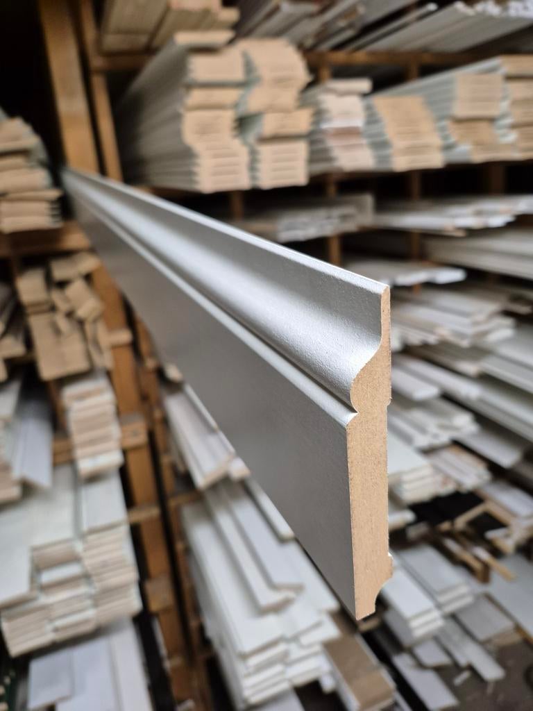 16x120mm plint 240cm lang ral9010 gegrond sier plint