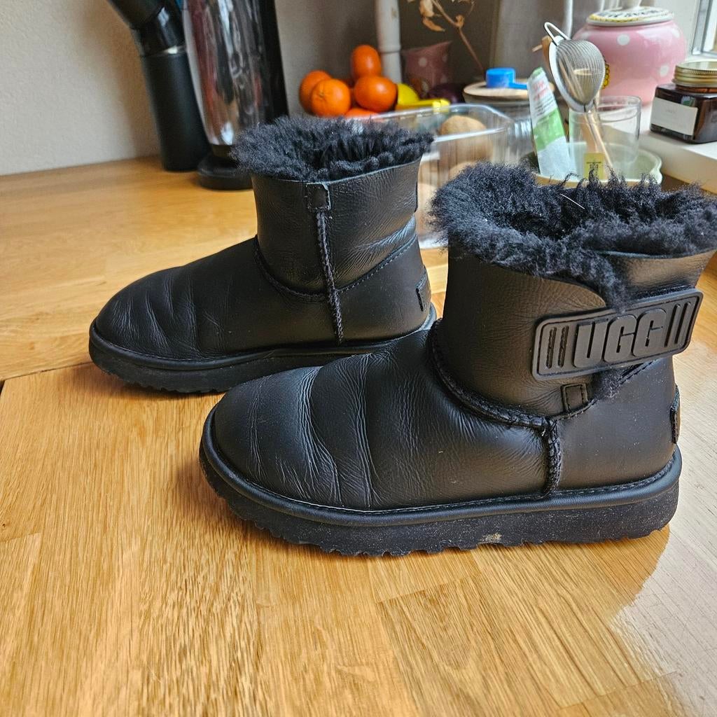 Ugg Leer Maat 36 - Zwarte Laarsjes, Kinderen en Baby's, Kinderkleding | Schoenen en Sokken, Ugg, Jongen of Meisje, Ophalen of Verzenden