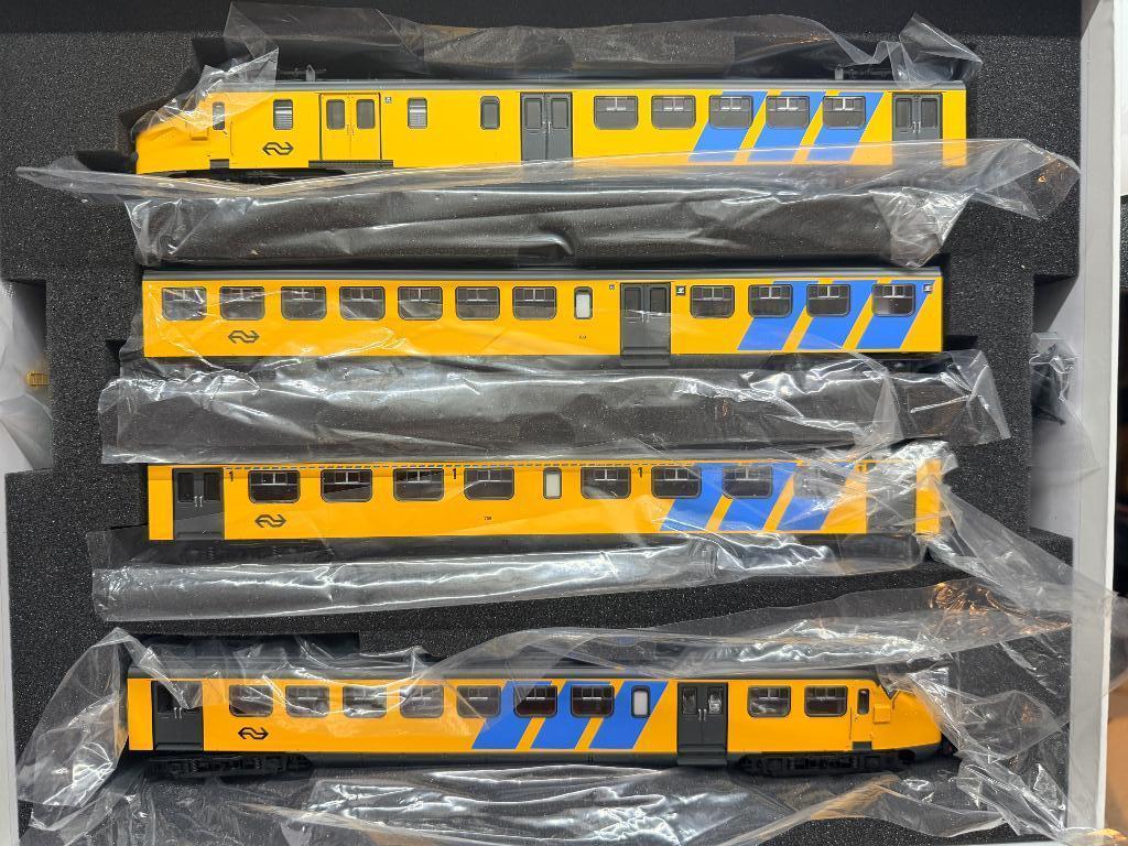 Artitec 24.404.01 mat 54 Hondekop geel blauwe banen DC digi, Hobby en Vrije tijd, Modeltreinen | H0, Treinset, Gelijkstroom, Nieuw