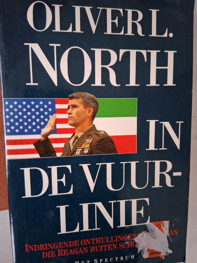 Oliver North - In de vuurlinie, Boeken, Ophalen of Verzenden, Gelezen, Oliver L. North, Politiek
