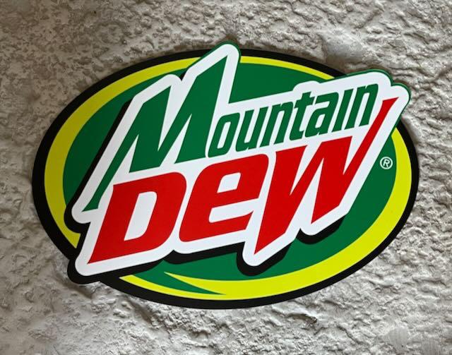 Mountain Dew -  reclamebord kunststof - 35,5  28 cm, Ophalen of Verzenden, Zo goed als nieuw, Reclamebord