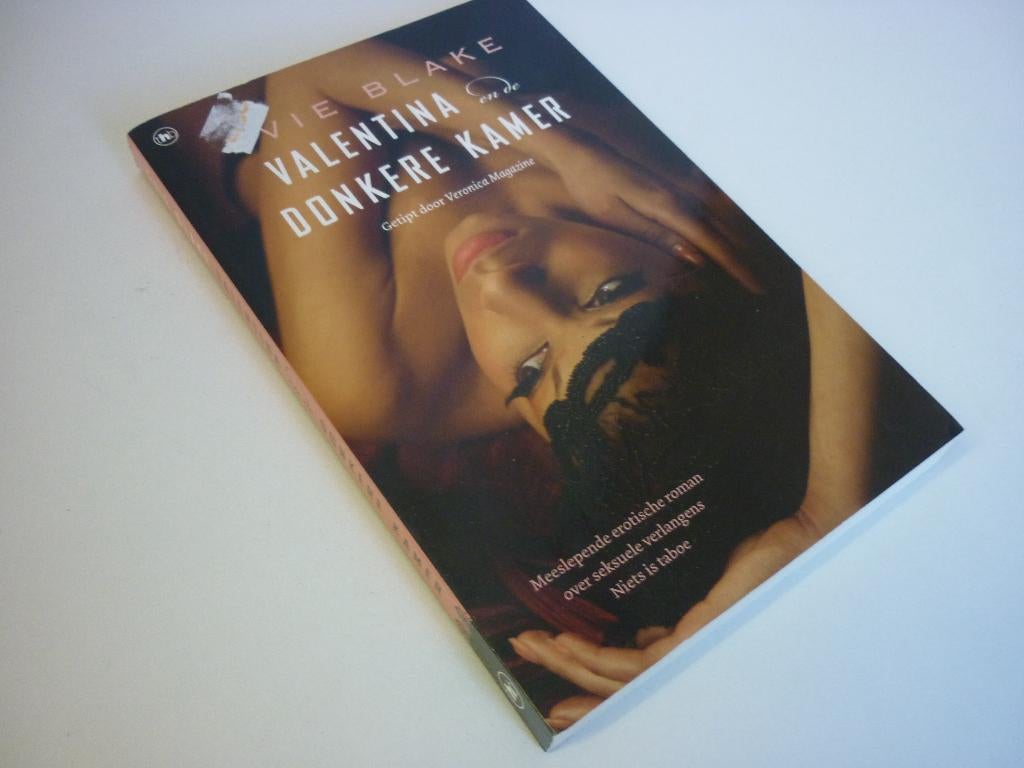 (Erotisch) Evie Blake: Valentina en de Donkere Kamer, Boeken, Ophalen of Verzenden, Zo goed als nieuw