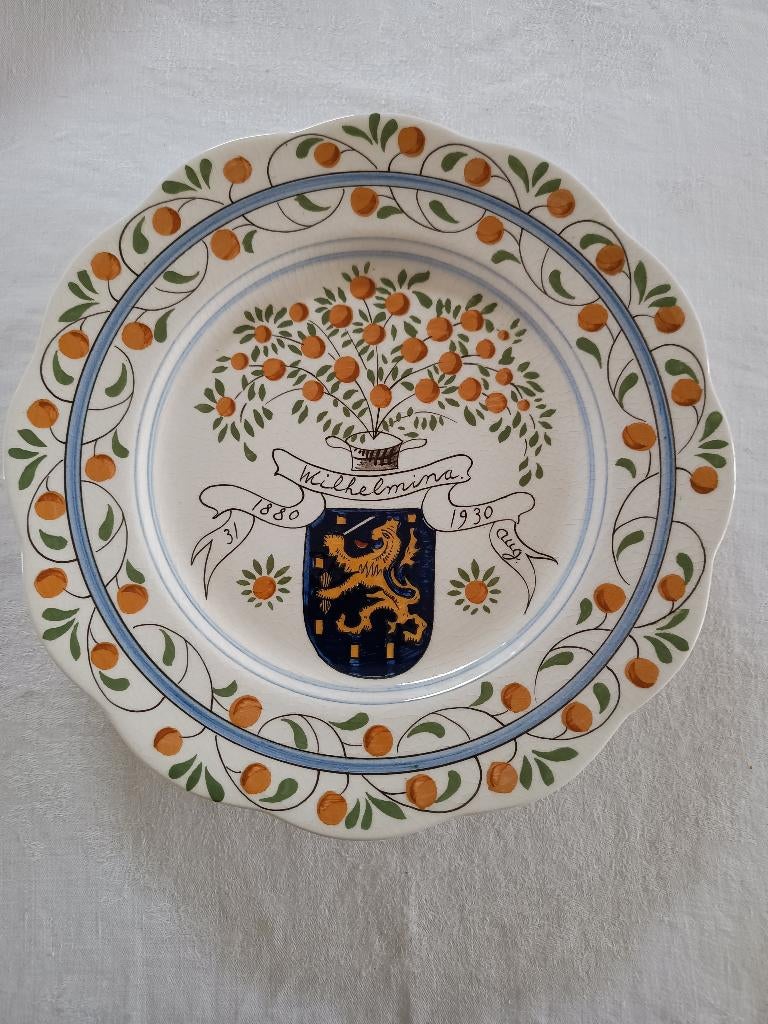 Herdenkingsbord 50ste verjaardag Koningin Wilhelmina 1930, Verzamelen, Koninklijk Huis en Royalty, Ophalen of Verzenden, Zo goed als nieuw