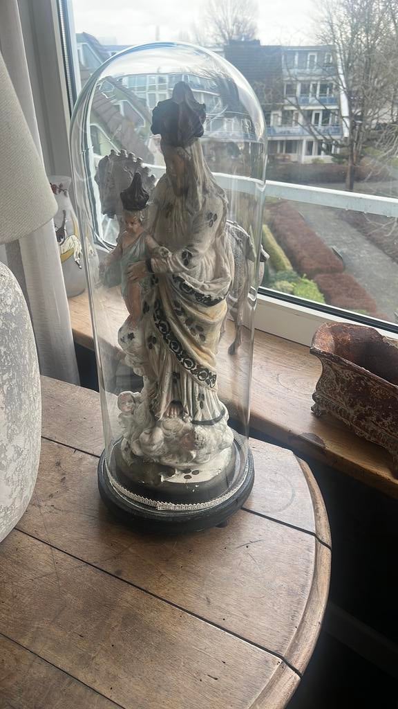 Antieke stolp met inhoud, Ophalen