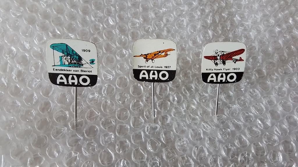 3 verschillende speldjes vliegtuigen, Ophalen of Verzenden, Zo goed als nieuw