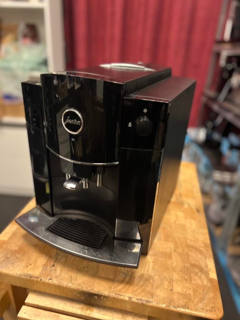 Jura d 4, Afneembaar waterreservoir, Info@jura.com, 10 kopjes of meer, Koffiemachine