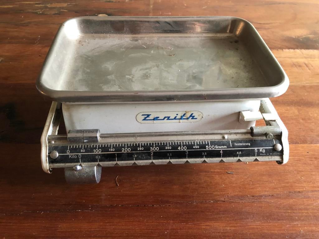 Antieke keuken weegschaal, Ophalen