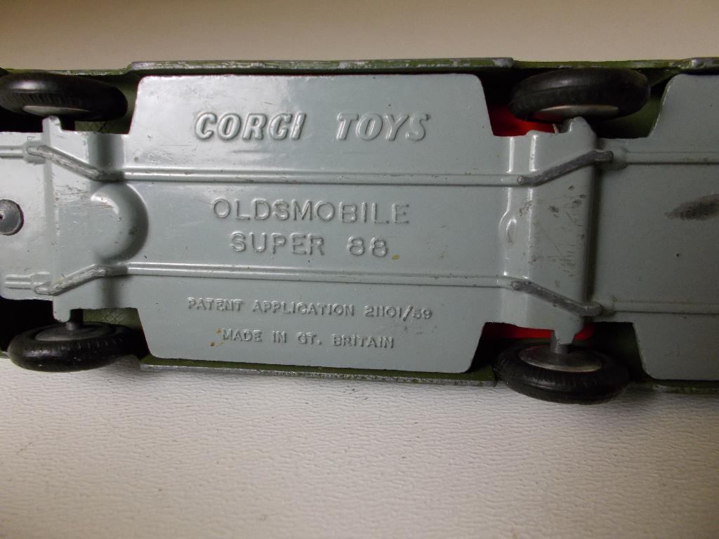 1964 Corgi Toys 358 OLDSMOBILE 88. HQ STAFF CAR + 4 FIGURES!, Hobby en Vrije tijd, Modelauto's | 1:43, Ophalen of Verzenden, Gebruikt