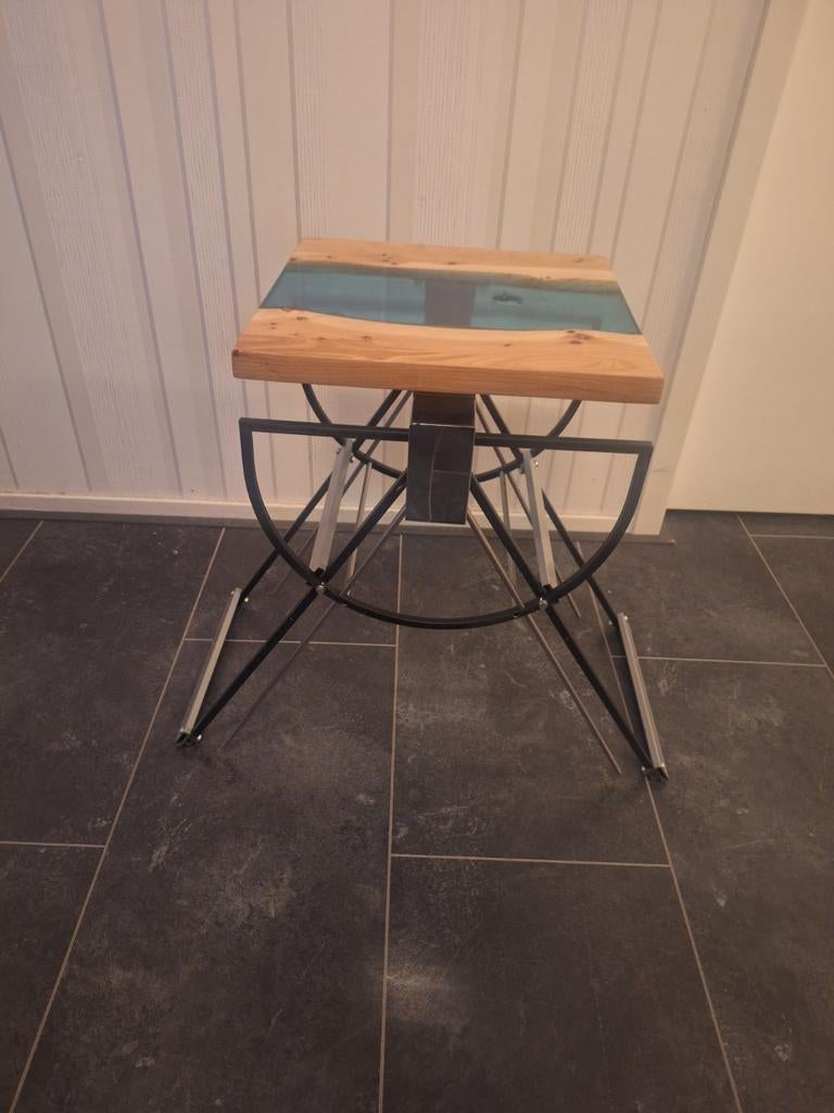 Epoxi eiken tafel met unieke design poot, 45 tot 60 cm, Minder dan 55 cm, Vierkant, Ophalen of Verzenden