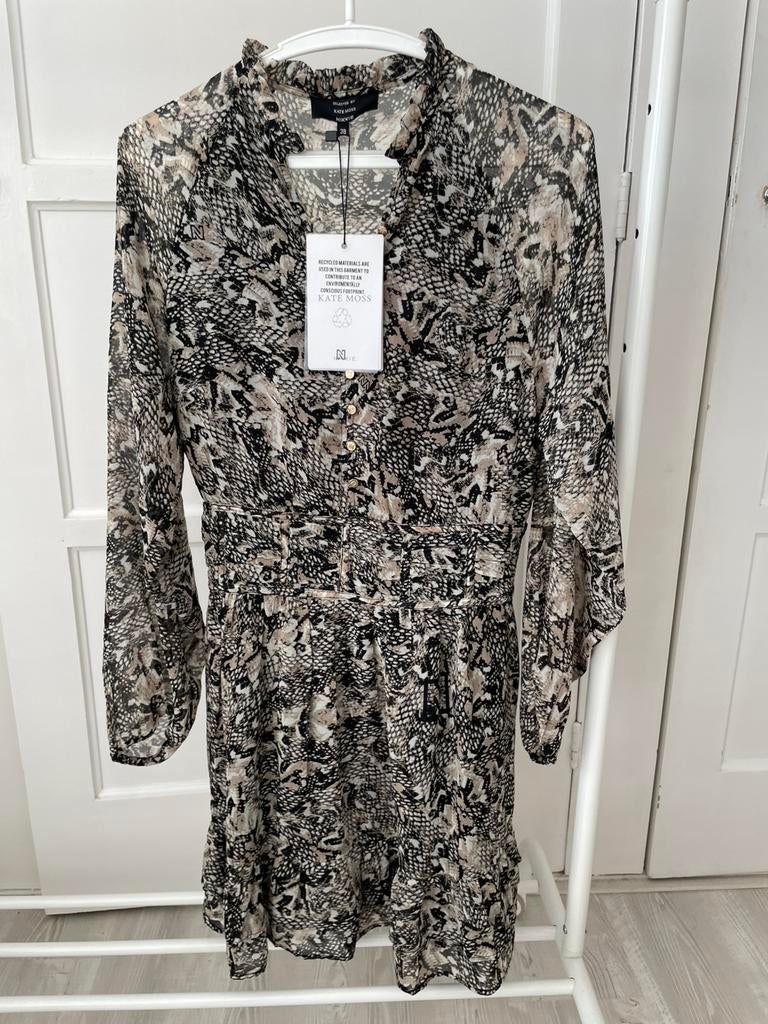 Nieuw: Nikkie by Kate Moss jurkje maat 38, Maat 38/40 (M), Bruin, Nieuw, Ophalen of Verzenden