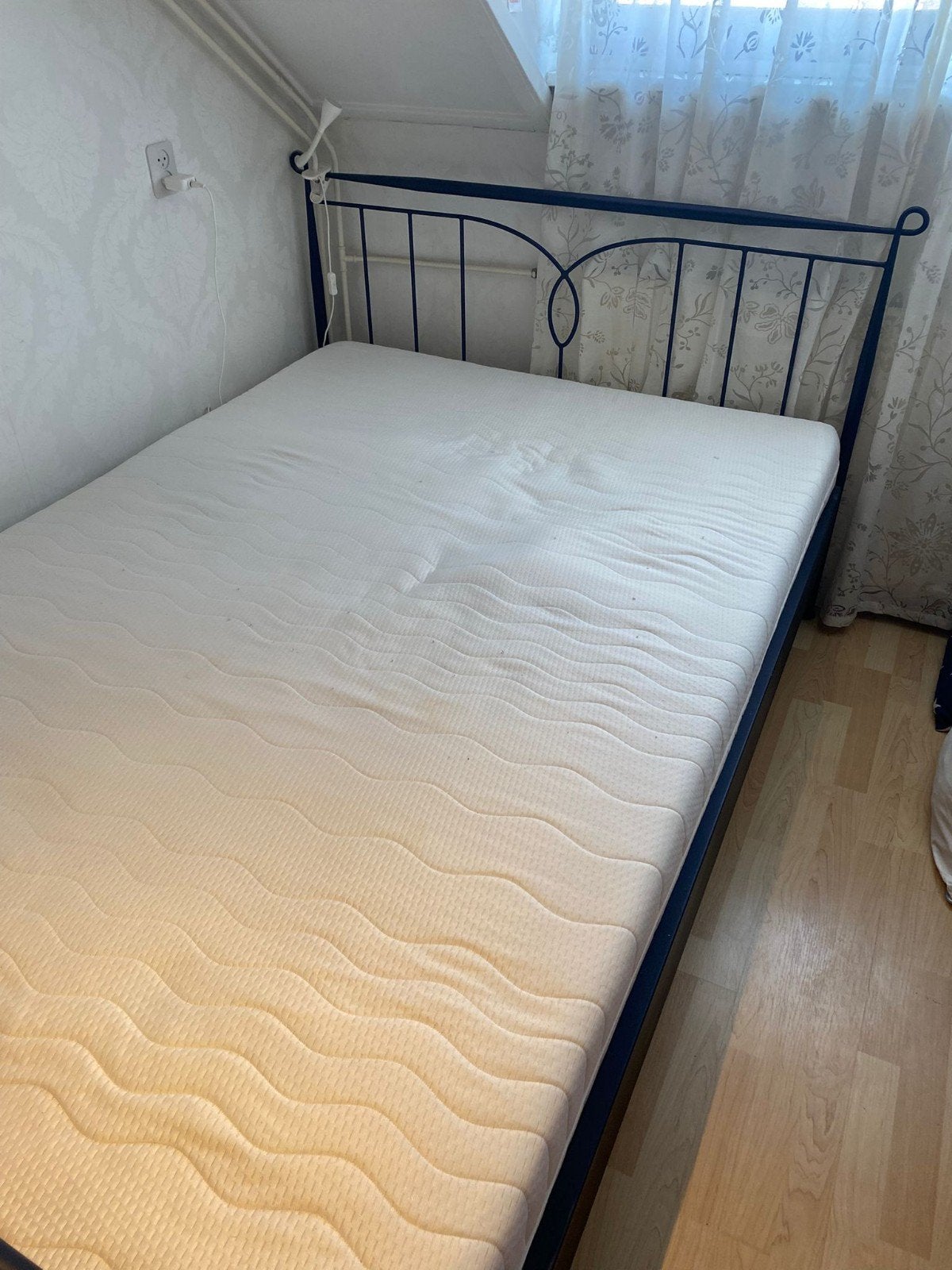 Stalen bed 140x210 blauw met 2 lattenbodems, Ophalen, Gebruikt, Blauw, 210 cm