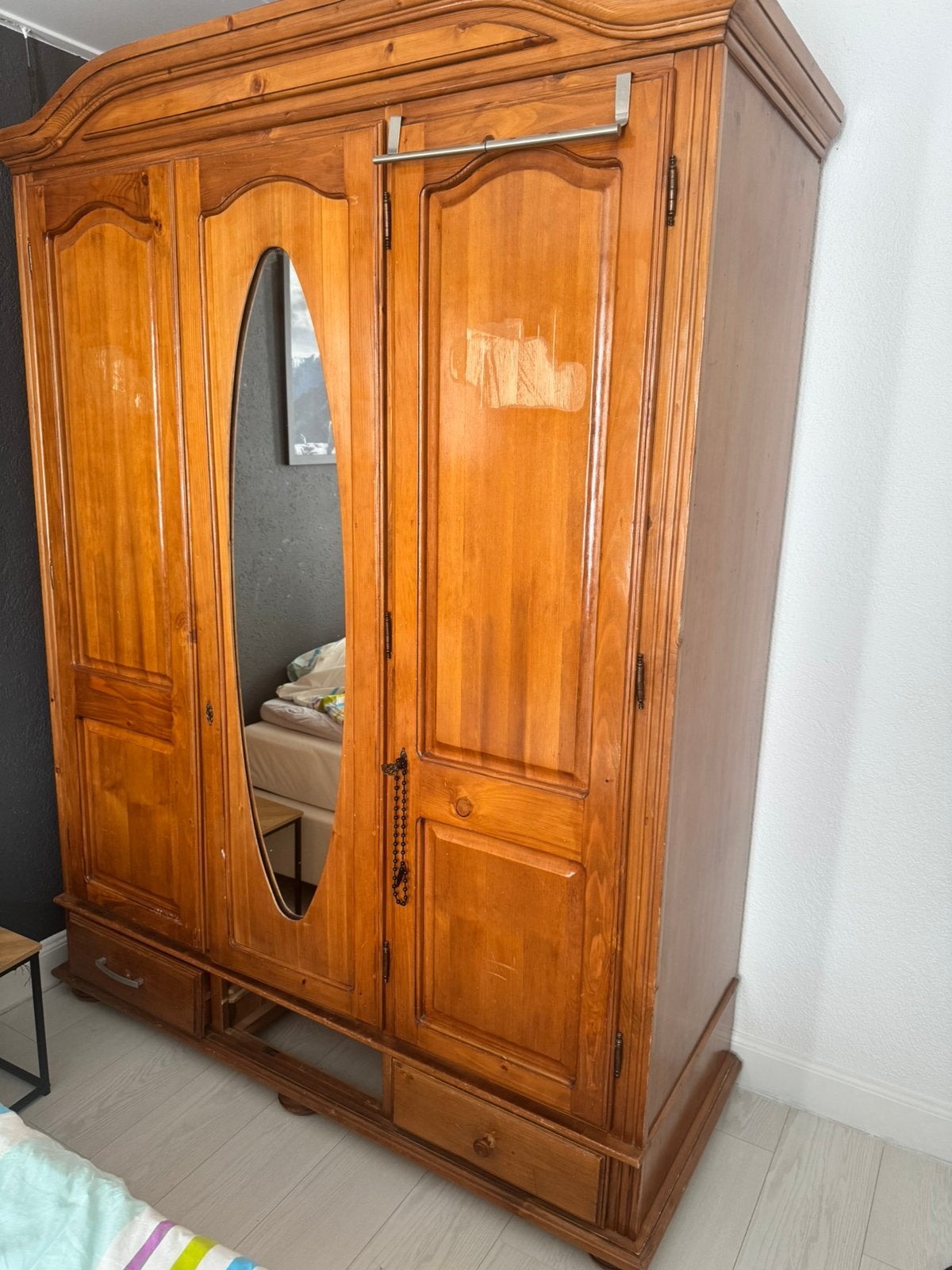 Gratis af te halen: Ruime houten kledingkast met spiegel, Huis en Inrichting, Ophalen, 200 cm of meer, Grenenhout, 25 tot 50 cm