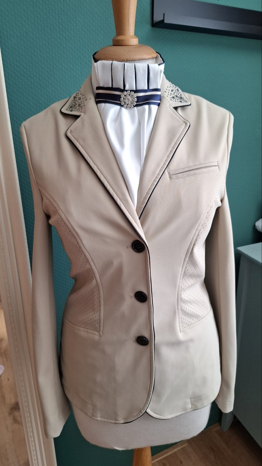 Wedstrijdjasje QUUR QFlorine Beige, Dieren en Toebehoren, Ophalen of Verzenden, Zo goed als nieuw, Dressuur, Bovenkleding