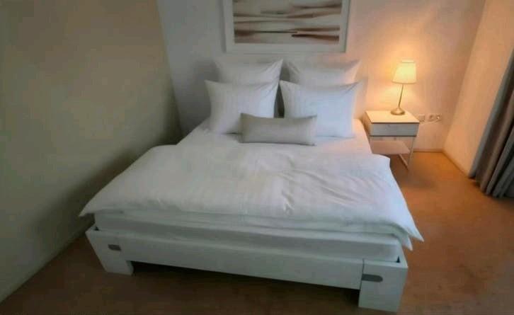 Tweepersoonsbed met schotelbodem en bijpassende nachtkastjes, Huis en Inrichting, Ophalen, Gebruikt, Wit, Tweepersoons