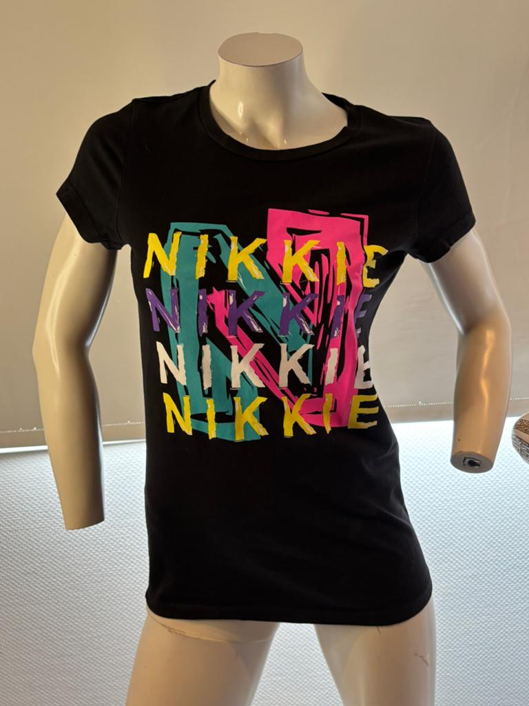 Nikkie shirt met leuke print maat 34, Kleding | Dames, T-shirts, ., Zwart, Ophalen of Verzenden, Zo goed als nieuw