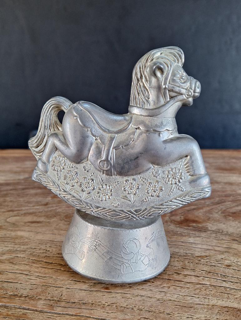 vintage metalen spaarpot hobbel-paard op muziek-doosje 16cm, Verzamelen, Spaarpotten, Ophalen of Verzenden, Gebruikt, Metaal of Blik