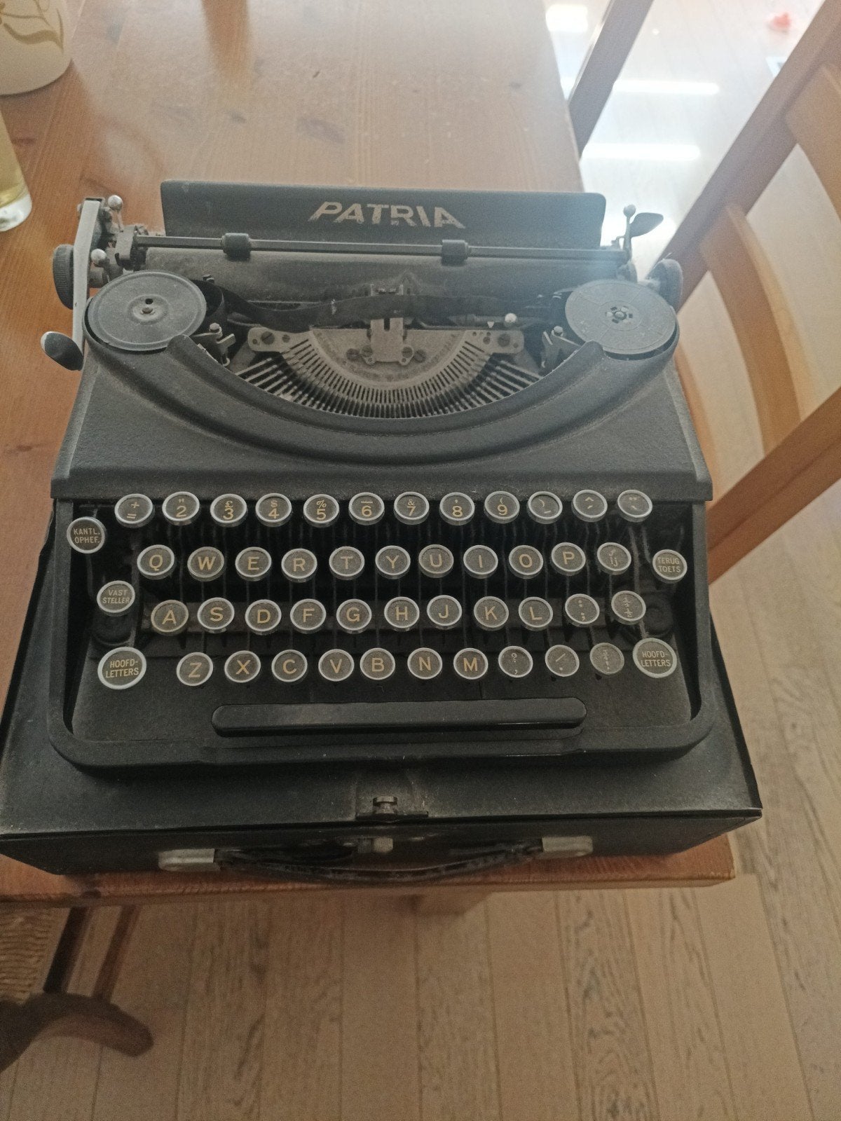 Antieke Patria schrijfmachine, Ophalen