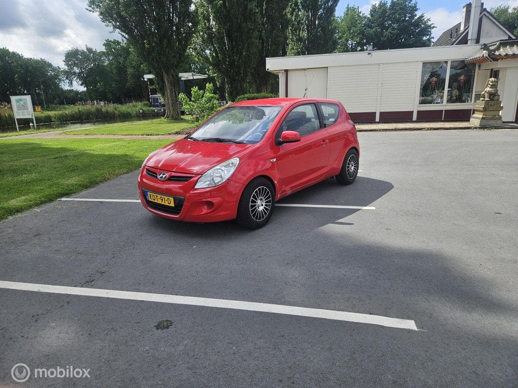 Hyundai i20 1.2i Business Edition airco lm wielen el ramen, Auto's, Voorwielaandrijving, Gebruikt, Zwart, 4 cilinders