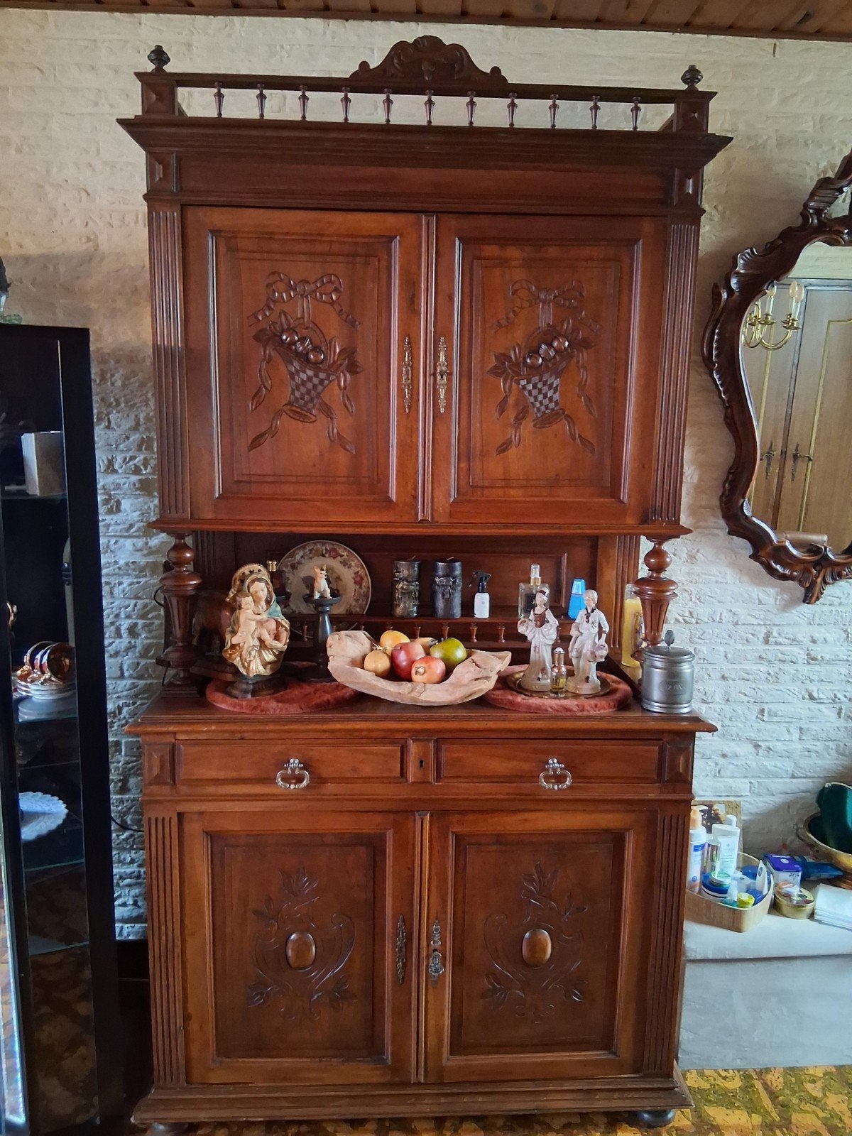 Antieke houten buffetkast met sierlijk houtsnijwerk, Ophalen