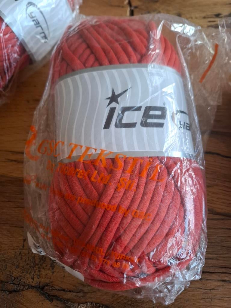 JUMBO garen van het merk ICE yarns, tomato red, Ophalen of Verzenden, Nieuw, Breien of Haken, Wol of Garen