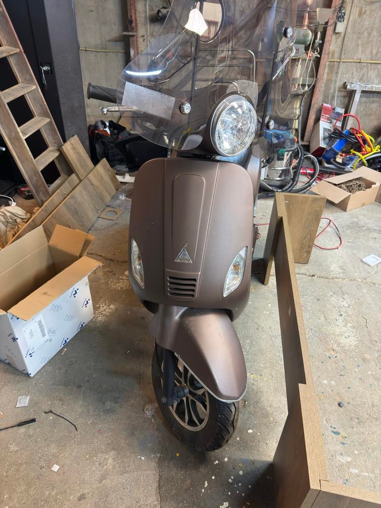 Turbho scooter met windscherm, Fietsen en Brommers, Ophalen, Gebruikt