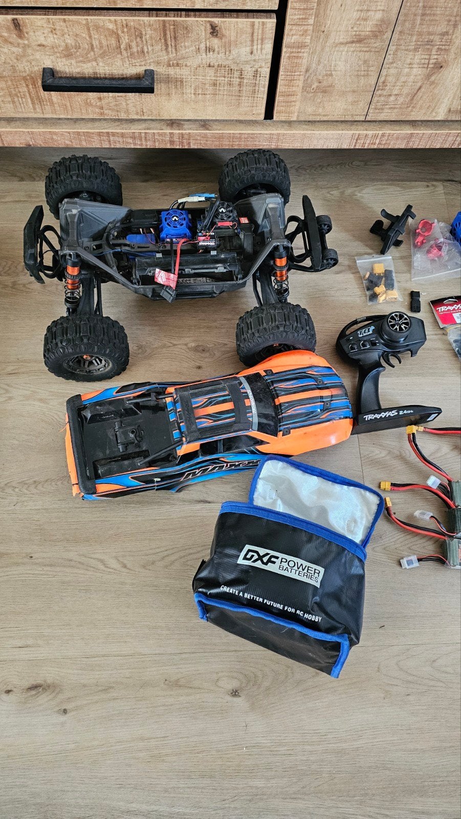 Traxxas -Max  met veel extra's en accu's, Elektro, Gebruikt, Auto offroad, Ophalen of Verzenden