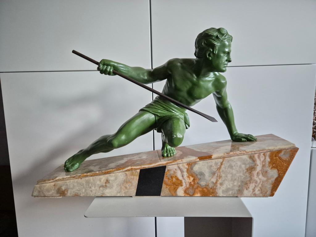 Origineel Frans Art Deco Beeld The Hunter – Uriano, Art deco, Beeld, Man, Groen