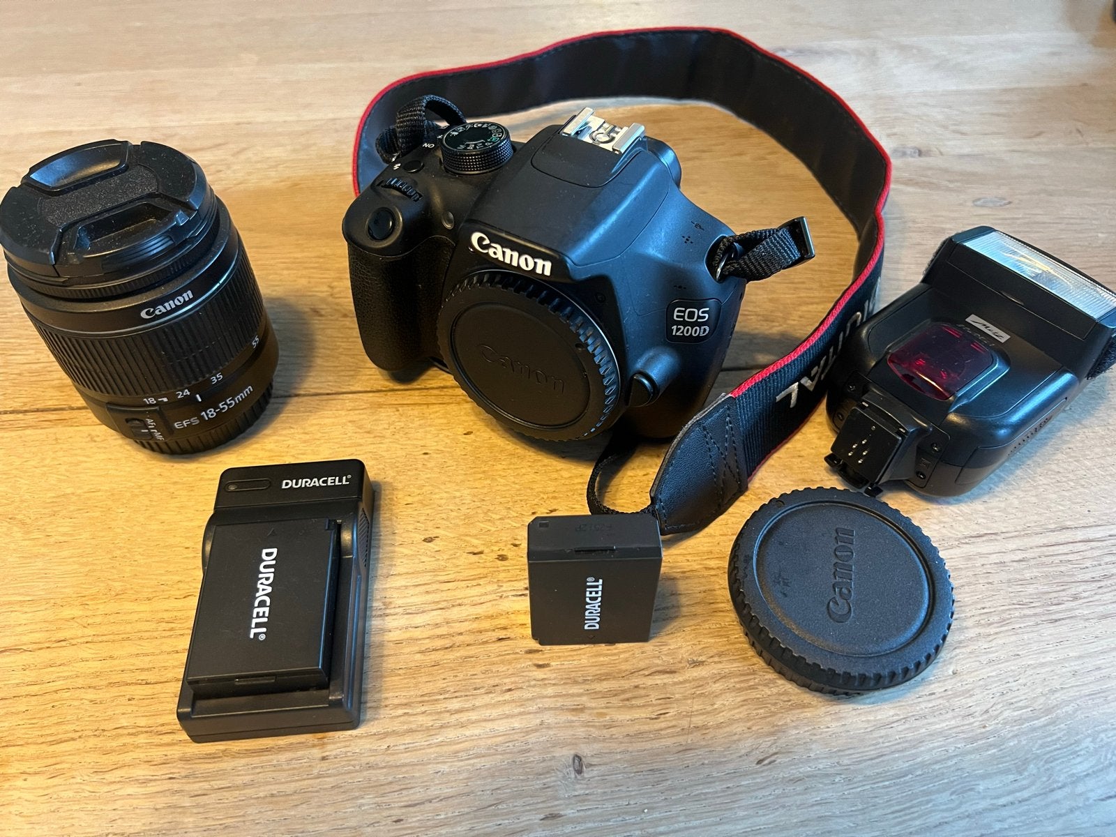 Canon EOS 1200D spiegelreflexcamera met lens en flitser, Gebruikt, Spiegelreflex, Canon, 4 t/m 7 keer