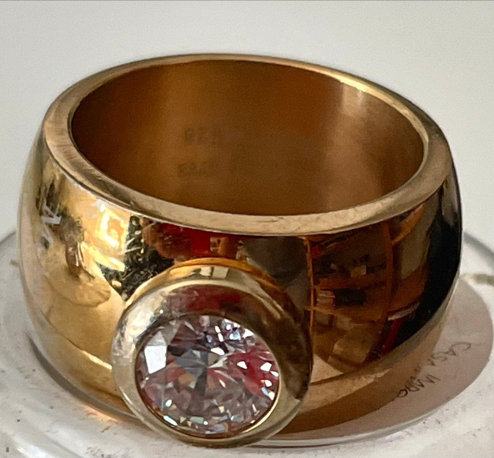 Van zilver goudkleurige ring met zirkonia, maat 19, Gebruikt, 19 tot 20, Ophalen of Verzenden, Dame of Heer