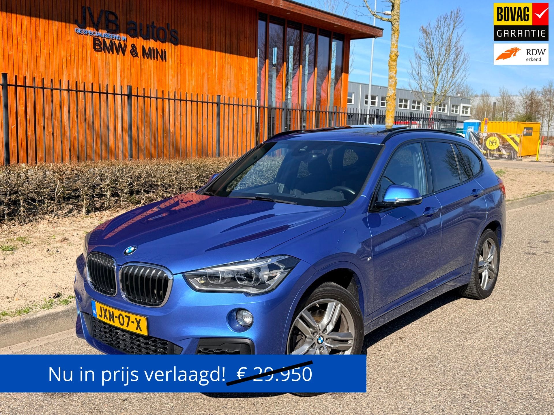 BMW X1 sDrive20i M- sport, panorama, trekhaak, HUD, Zwart, Blauw, Alcantara, Bedrijf