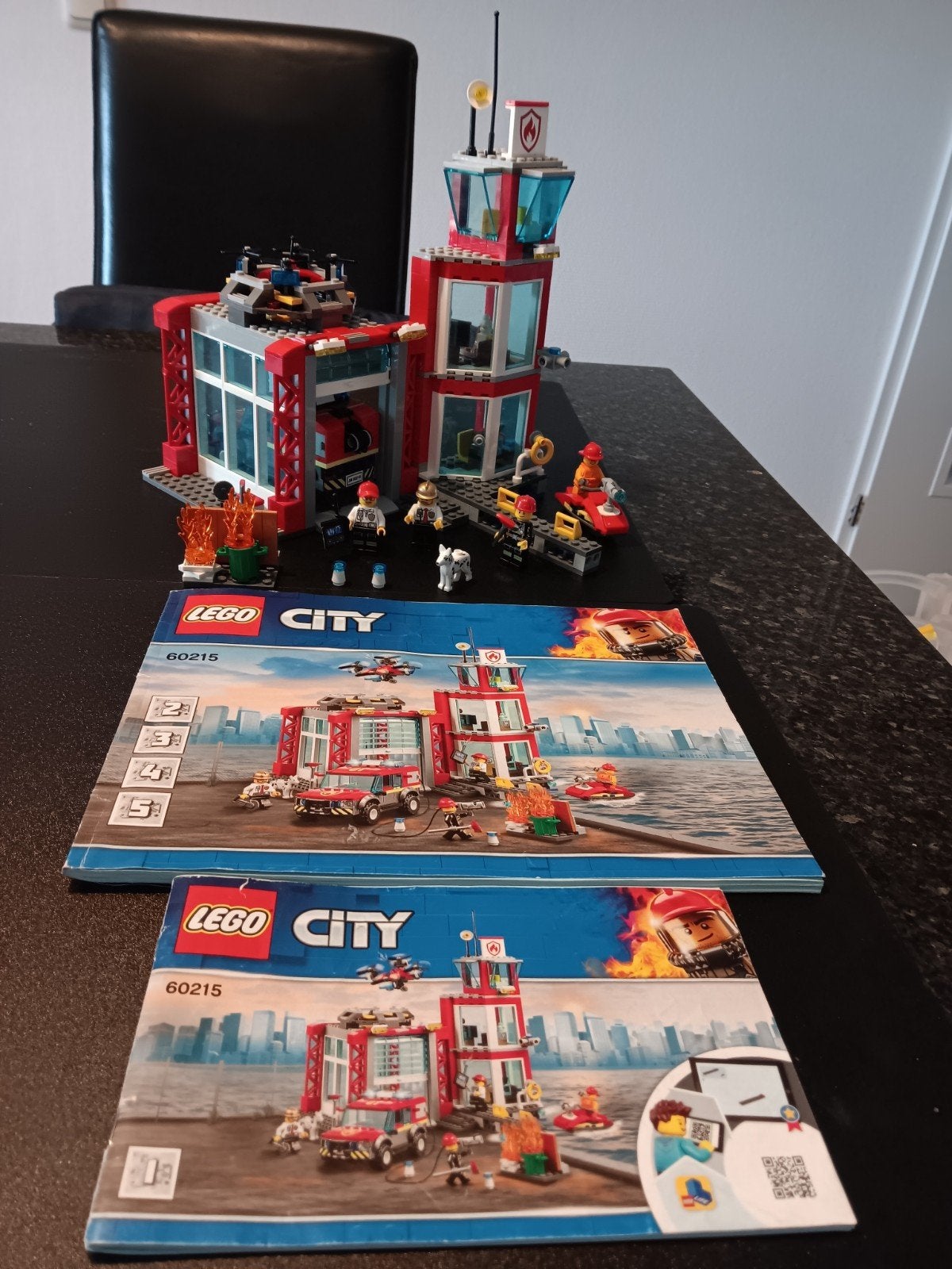 LEGO City Brandweerkazerne 60215 met voertuigen en figuren, Compleet, City, Lego, Ophalen of Verzenden