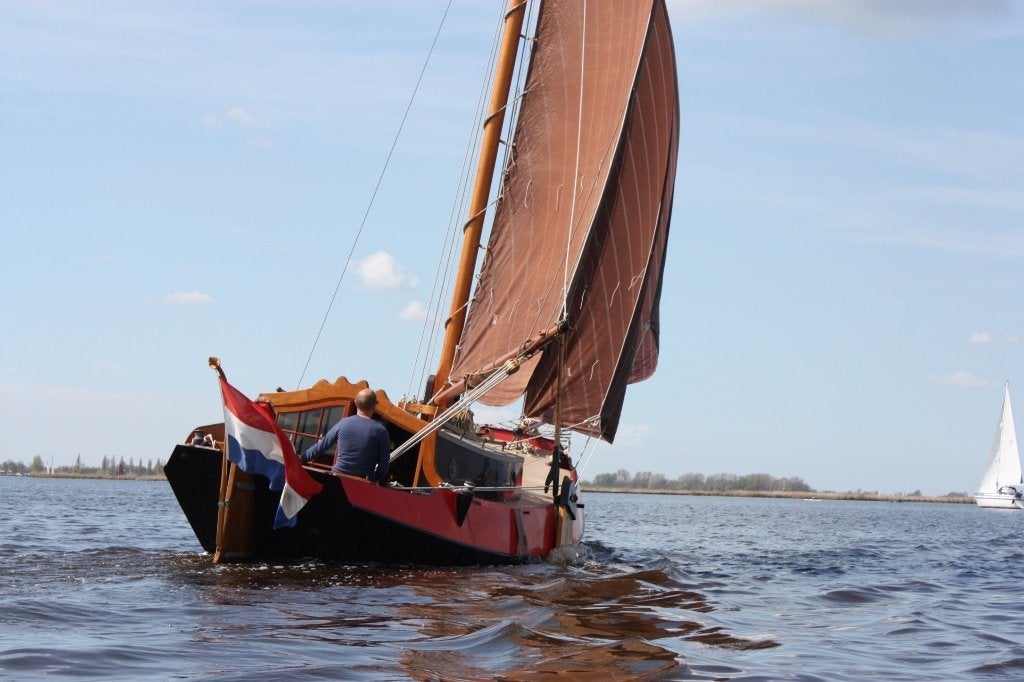 Mooi gelijnde zeeschouw met makkelijk stijkbare mast, Watersport en Boten, 9 m, Gebruikt, Staal, Binnenboordmotor