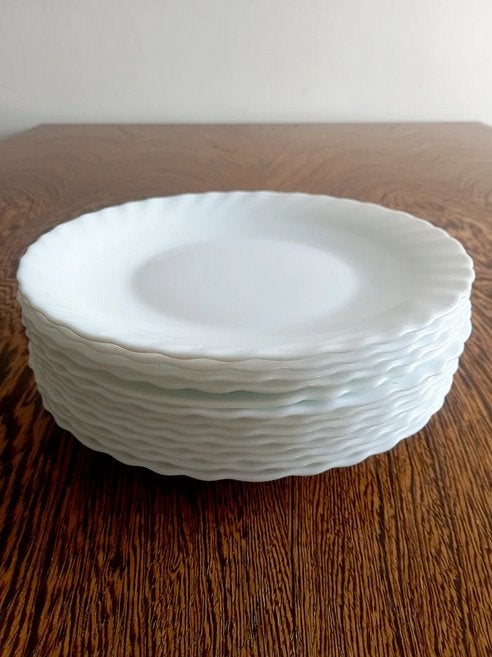 12 vintage witte melkglas borden met geschulpte rand, Vintage, Ophalen of Verzenden, Bord(en), Glas
