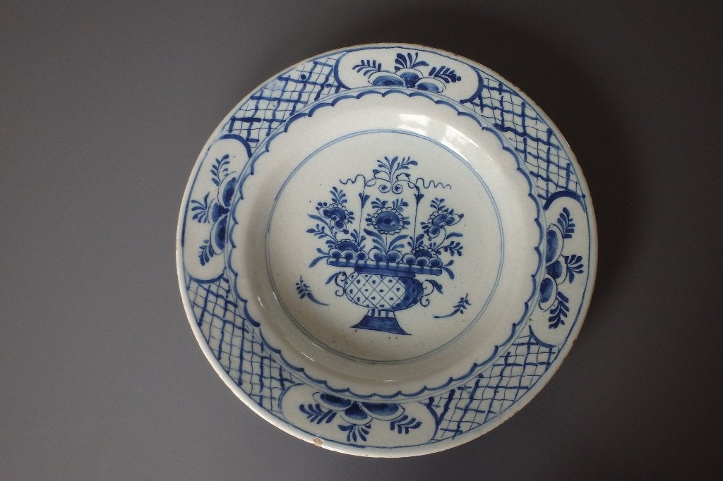 Antiek Delfts Blauw bord met bloemenvaas motief, 18e eeuw, Antiek en Kunst, Antiek | Keramiek en Aardewerk, Ophalen of Verzenden