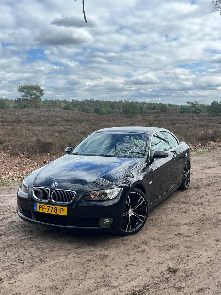 BMW 325i Cabrio E93 | 232pk | CarPlay | Keyless | vol optie, Auto's, Zwart, Cabriolet, Zwart, Handgeschakeld