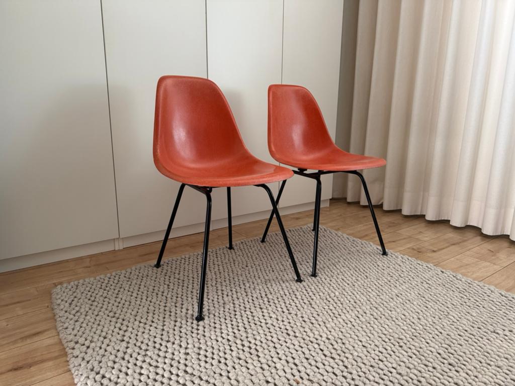 2x Eames DSX Herman Miller fibreglass - red orange, Huis en Inrichting, Stoelen, Ophalen, Gebruikt, Twee, Overige kleuren