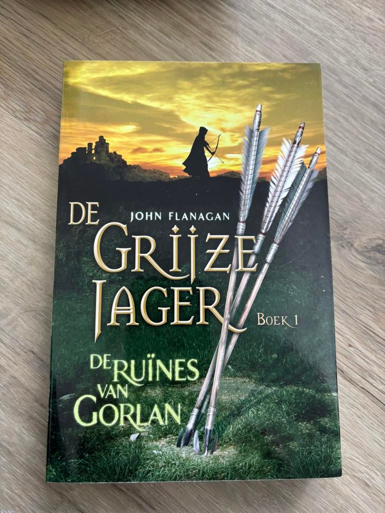 John Flanagan - De grijze jager 1; De ruïnes van Gorlan, Boeken, Kinderboeken | Jeugd | 10 tot 12 jaar, Ophalen of Verzenden, Zo goed als nieuw