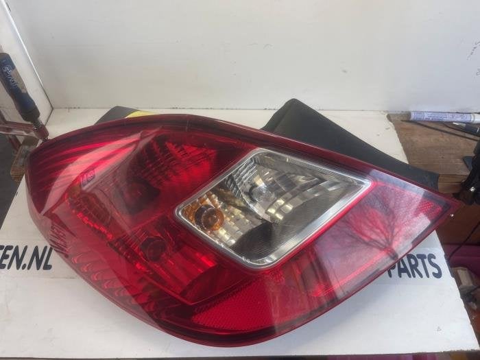 Achterlicht links van een Opel Corsa