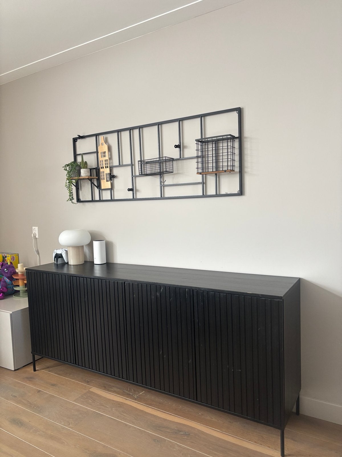 Woood gravure dressoir zwart, Ophalen, Gebruikt, 150 tot 200 cm, 25 tot 50 cm