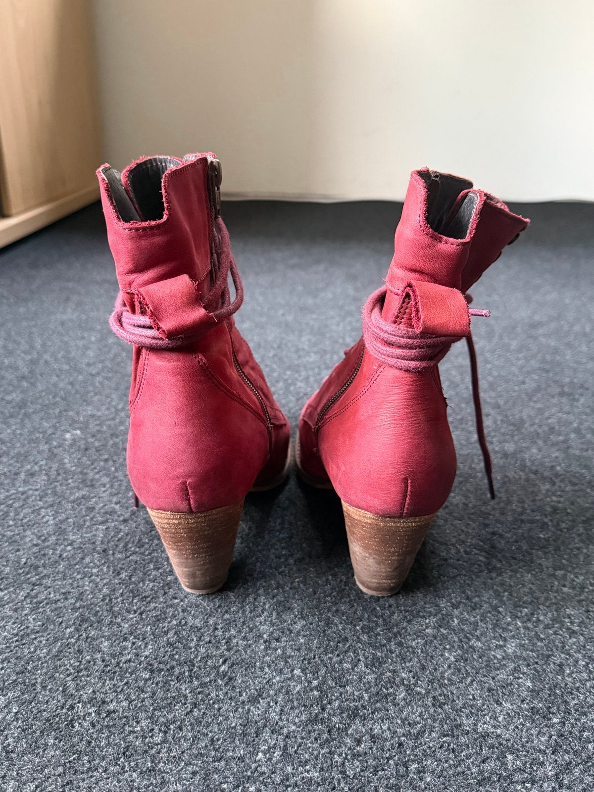 Rode leren enkellaarzen met hak - Amigo, Kleding | Dames, Schoenen, Ophalen of Verzenden, Gedragen, Rood, Lage of Enkellaarzen