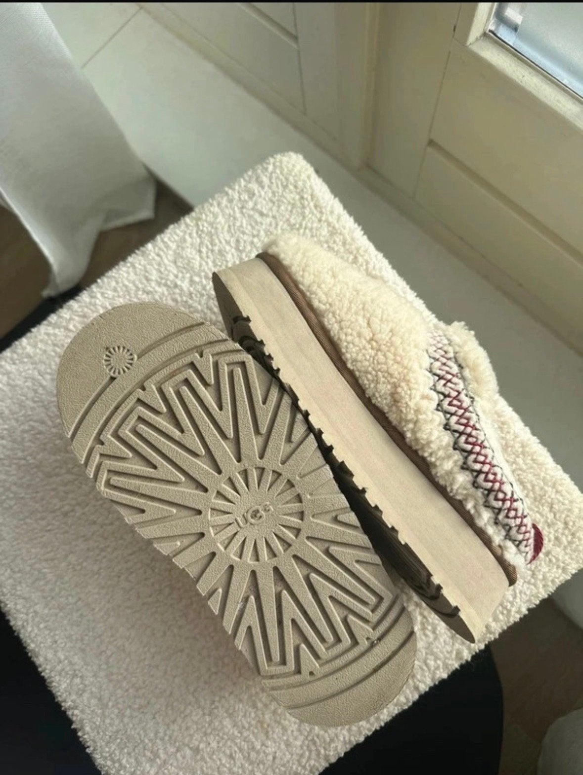 UGG Tazz pantoffels - Zo goed als nieuw, Ophalen of Verzenden, Zo goed als nieuw, Beige, Pantoffels of Sloffen