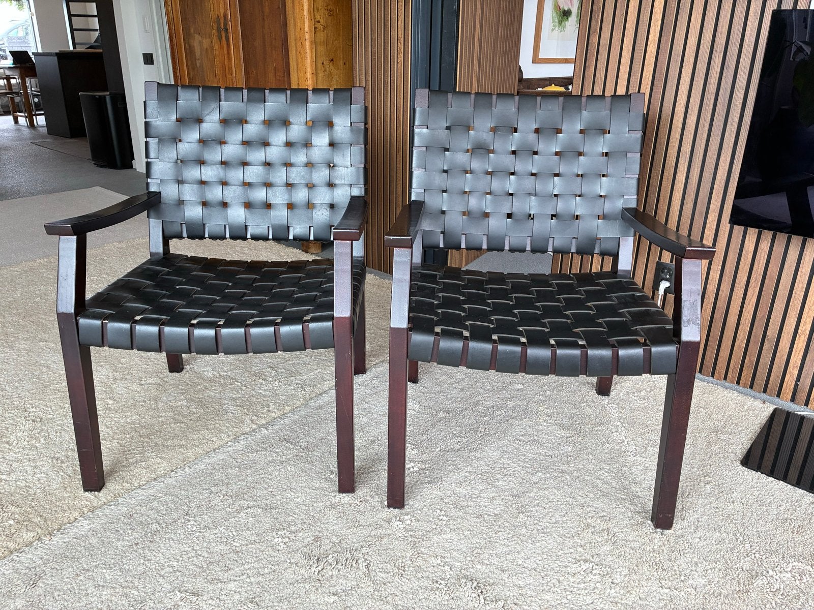 Stoel 2x bruin gevlochten leer houten frame stoer brutalist, Huis en Inrichting, Stoelen, Ophalen, Brutalist- Marokkaans- Spaans-stoer-tuigleer