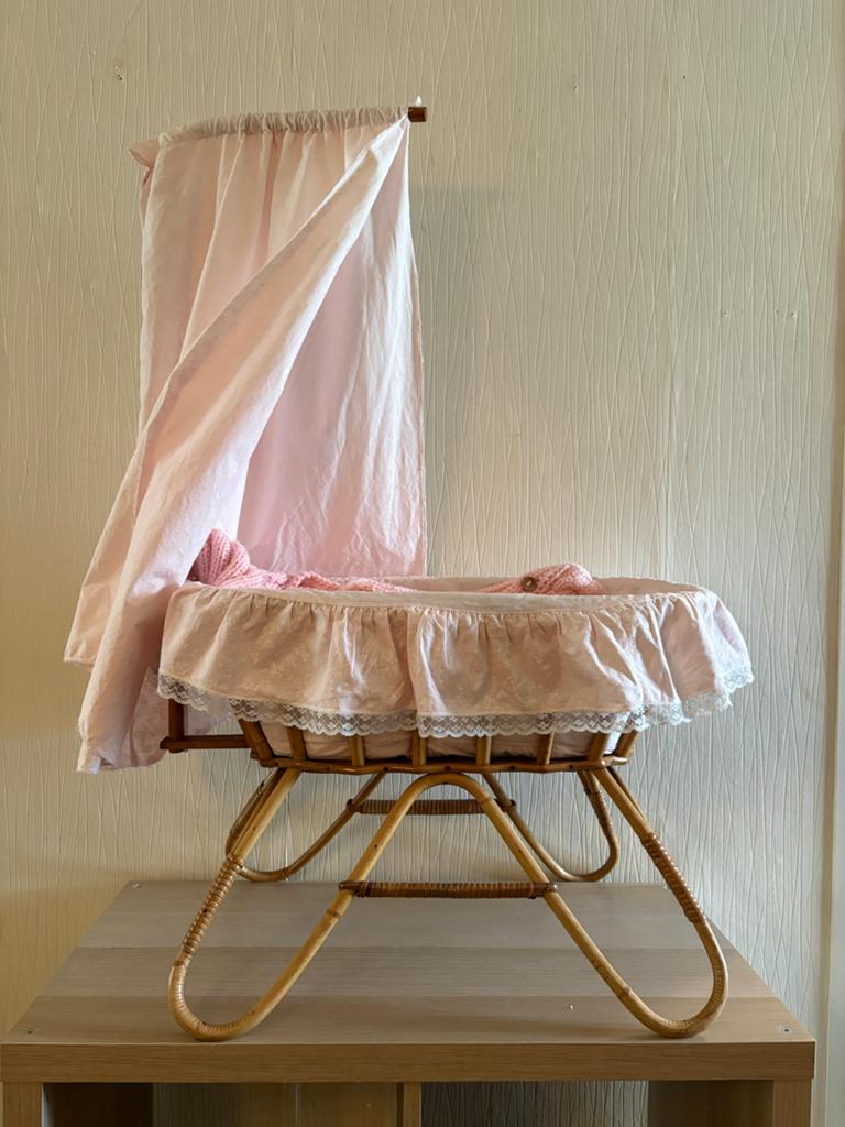 Vintage rotan wieg met roze bekleding, Ophalen, Zo goed als nieuw, Wieg